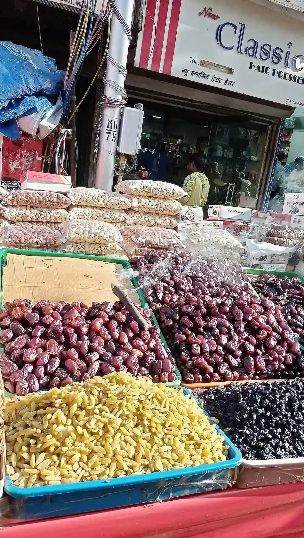 Kotak kurma grosir ditata di gudang distribusi