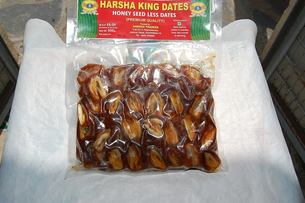 Beberapa jenis kurma dipajang berdampingan di meja penjualan